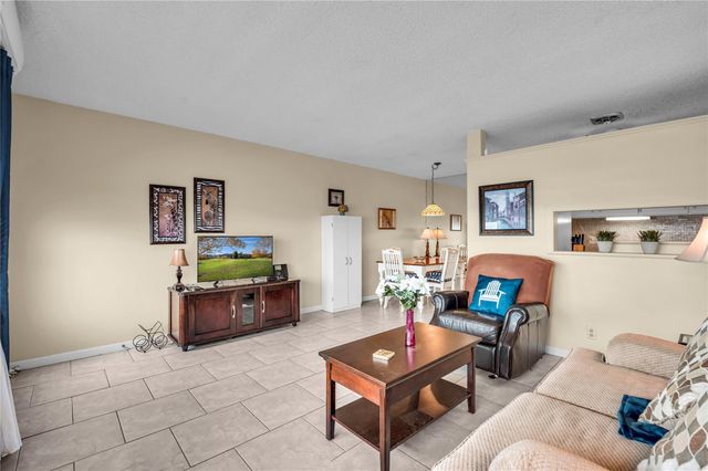 925 SW 11th Avenue Unit j17, Hallandale Beach, FL 33009