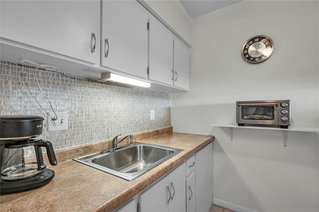 925 SW 11th Avenue Unit j17, Hallandale Beach, FL 33009