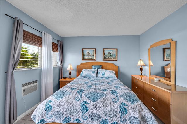 925 SW 11th Avenue Unit j17, Hallandale Beach, FL 33009