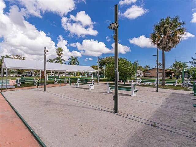 925 SW 11th Avenue Unit j17, Hallandale Beach, FL 33009
