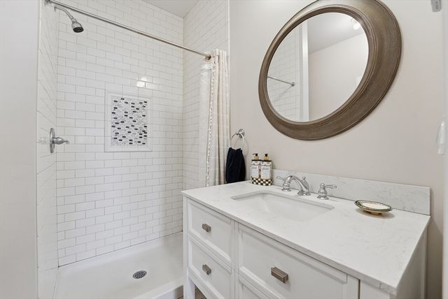 32 N Prospect St 5, Amherst, MA 01002