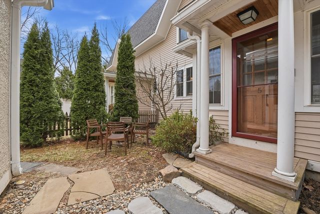 32 N Prospect St 5, Amherst, MA 01002