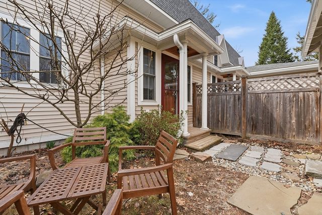 32 N Prospect St 5, Amherst, MA 01002