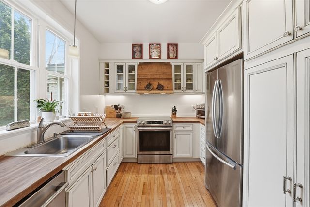 32 N Prospect St 5, Amherst, MA 01002