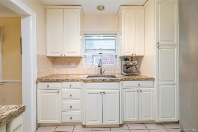 146 Beverly Avenue, Floral Park, NY 11001