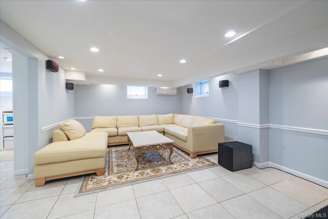 146 Beverly Avenue, Floral Park, NY 11001