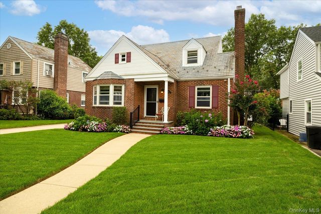 146 Beverly Avenue, Floral Park, NY 11001