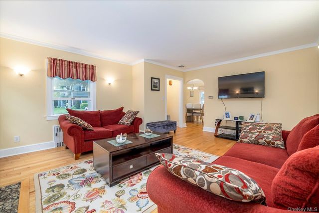 146 Beverly Avenue, Floral Park, NY 11001