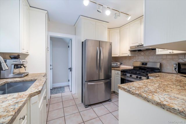 146 Beverly Avenue, Floral Park, NY 11001