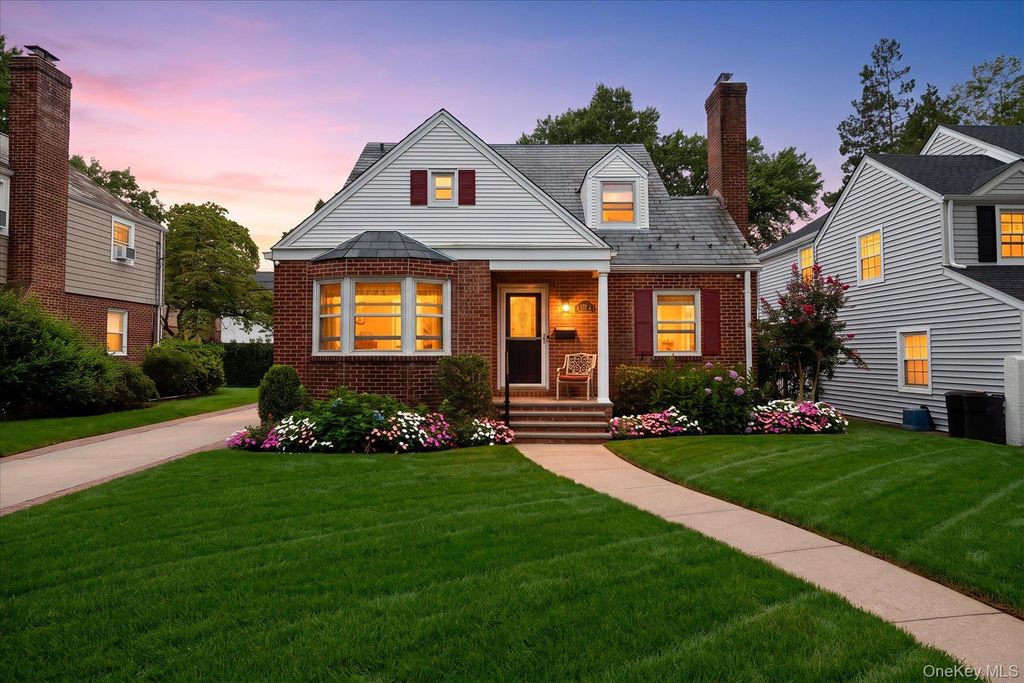 146 Beverly Avenue, Floral Park, NY 11001 — photo 2