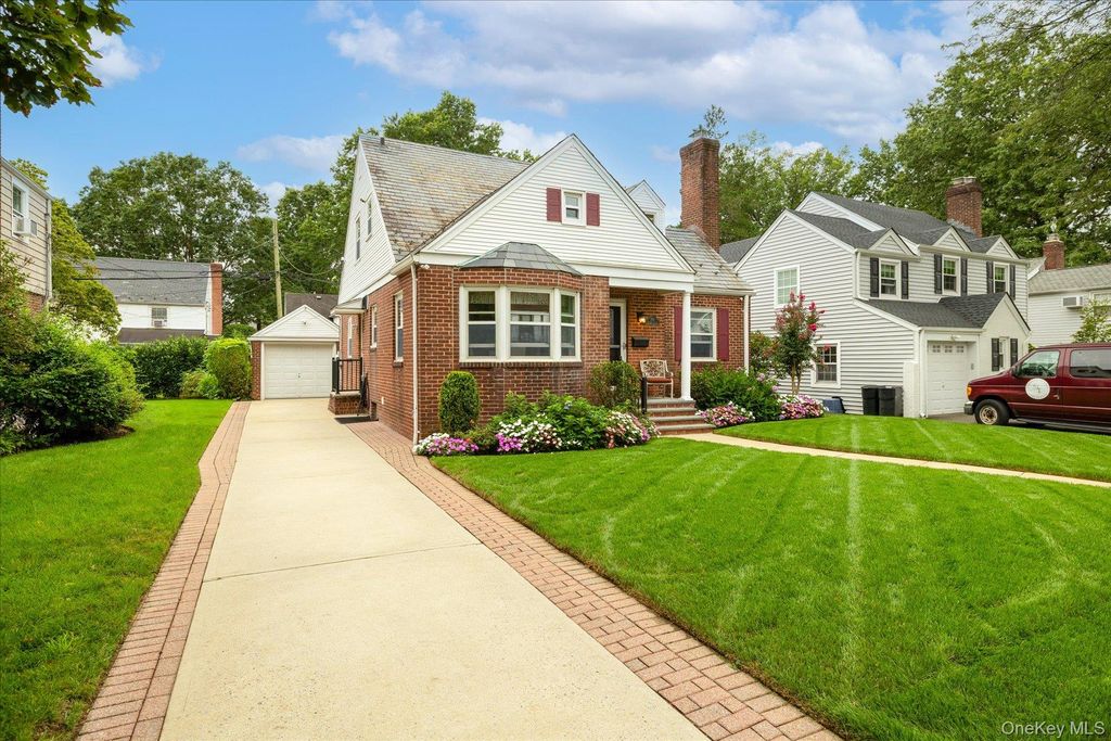 146 Beverly Avenue, Floral Park, NY 11001 — photo 3