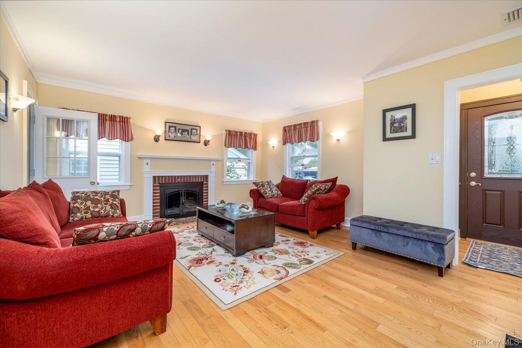 146 Beverly Avenue, Floral Park, NY 11001 — photo 5
