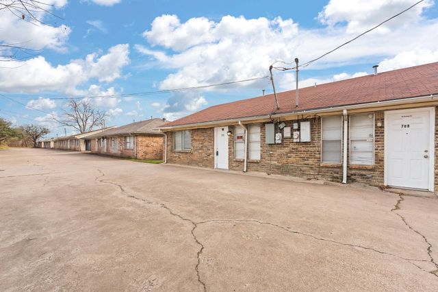 708 N Cooper Street, Arlington, TX 76011