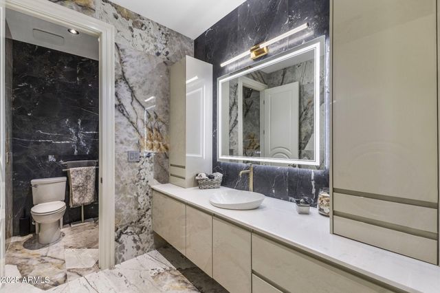 5868 E ONYX Avenue, Paradise Valley, AZ 85253