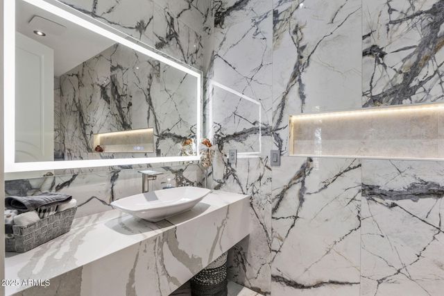 5868 E ONYX Avenue, Paradise Valley, AZ 85253