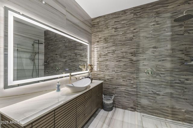 5868 E ONYX Avenue, Paradise Valley, AZ 85253