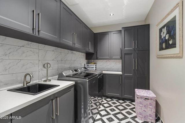 5868 E ONYX Avenue, Paradise Valley, AZ 85253