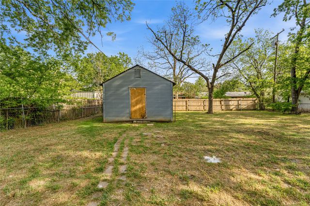 1204 W 3A Street, Mcgregor, TX 76657
