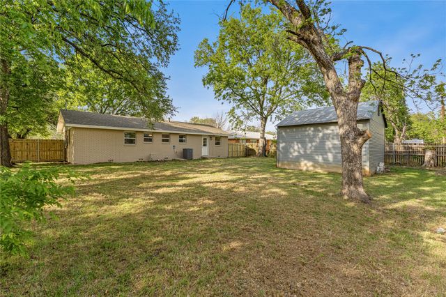 1204 W 3A Street, Mcgregor, TX 76657