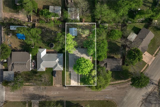 1204 W 3A Street, Mcgregor, TX 76657