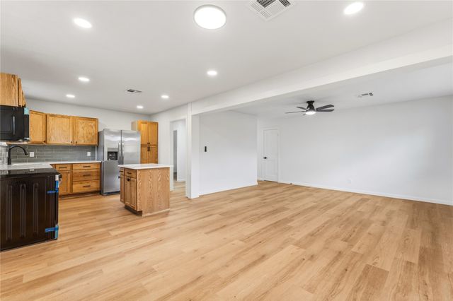 1204 W 3A Street, Mcgregor, TX 76657