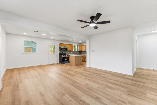 1204 W 3A Street, Mcgregor, TX 76657