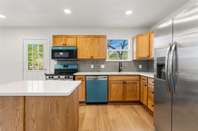 1204 W 3A Street, Mcgregor, TX 76657