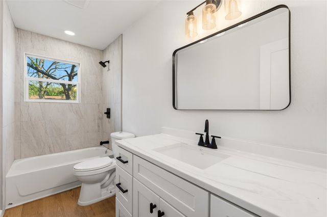 1204 W 3A Street, Mcgregor, TX 76657