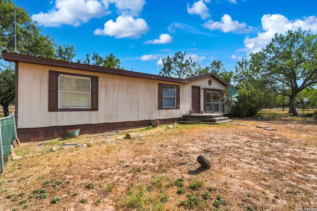 58 COVEY DR, Lytle, TX 78052