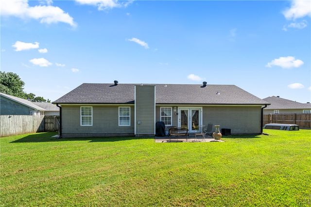 210 Perry Circle, Gravette, AR 72736