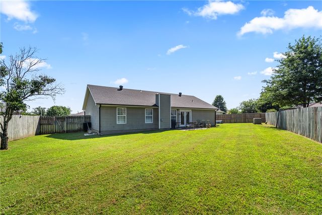 210 Perry Circle, Gravette, AR 72736