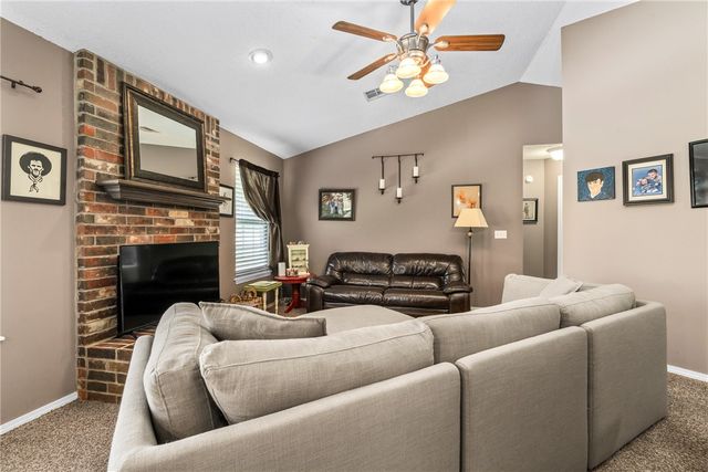 210 Perry Circle, Gravette, AR 72736