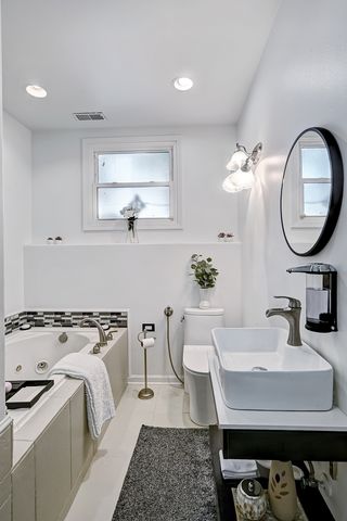 7702 W 66th Street, Bedford Park, IL 60501