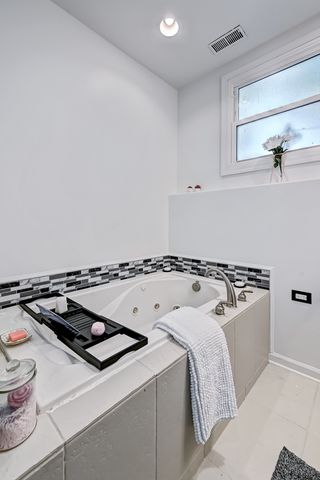 7702 W 66th Street, Bedford Park, IL 60501