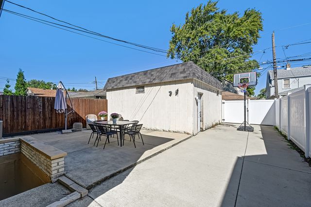 7702 W 66th Street, Bedford Park, IL 60501