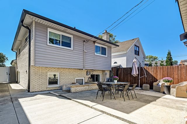 7702 W 66th Street, Bedford Park, IL 60501