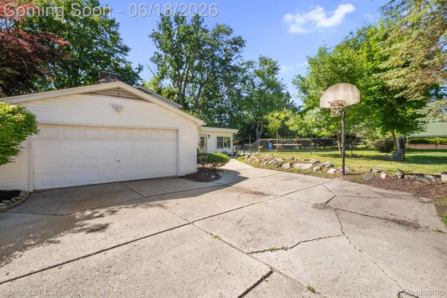 37480 Rhonswood Drive, Farmington Hills, MI 48167