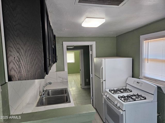 725 W SOUTHGATE Avenue, Phoenix, AZ 85041