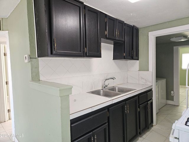 725 W SOUTHGATE Avenue, Phoenix, AZ 85041