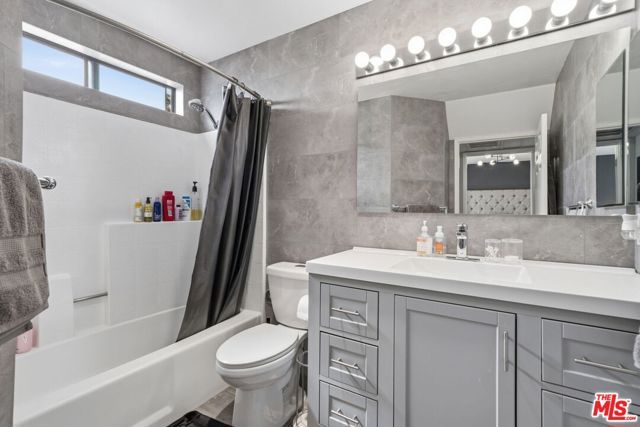 15946 Vanowen Street 209, Van Nuys (los Angeles), CA 91406