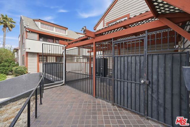15946 Vanowen Street 209, Van Nuys (los Angeles), CA 91406