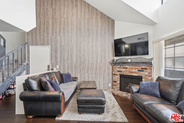 15946 Vanowen Street 209, Van Nuys (los Angeles), CA 91406