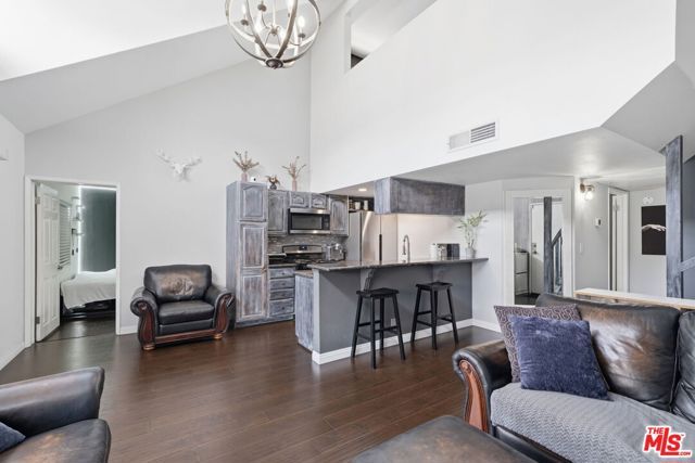 15946 Vanowen Street 209, Van Nuys (los Angeles), CA 91406