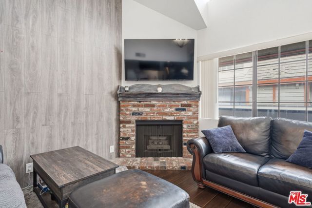 15946 Vanowen Street 209, Van Nuys (los Angeles), CA 91406