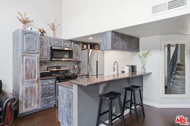 15946 Vanowen Street 209, Van Nuys (los Angeles), CA 91406