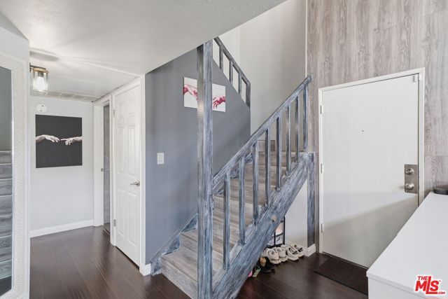 15946 Vanowen Street 209, Van Nuys (los Angeles), CA 91406