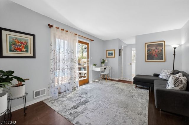 8 Lee Ct, Mount Olive Twp., NJ 07836