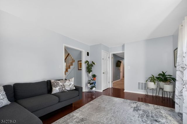 8 Lee Ct, Mount Olive Twp., NJ 07836