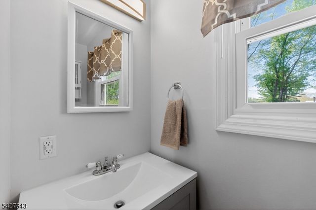 8 Lee Ct, Mount Olive Twp., NJ 07836