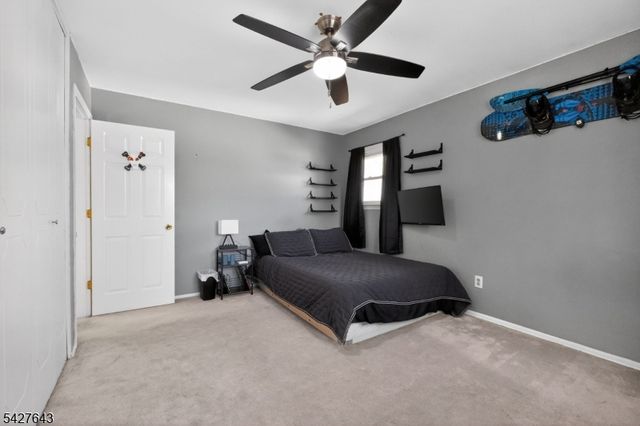 8 Lee Ct, Mount Olive Twp., NJ 07836